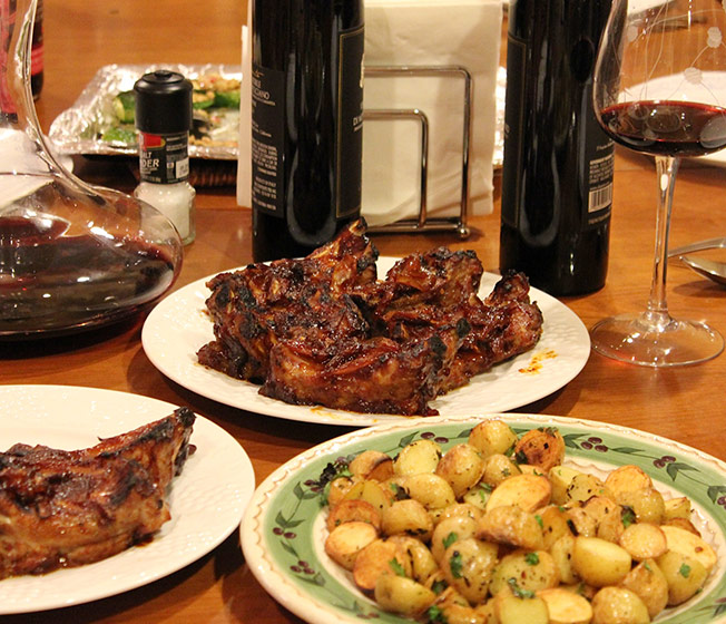 Χοιρινή σπάλα με baby πατάτες στο φούρνο