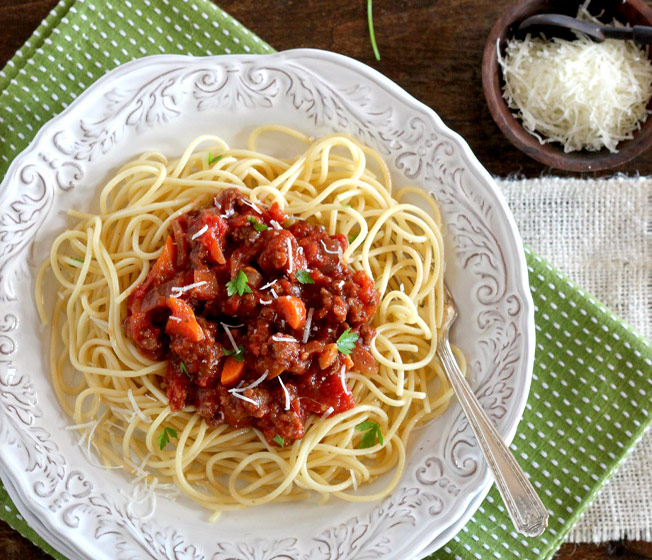 Μακαρόνια με κιμά και φέτα τριμμένη